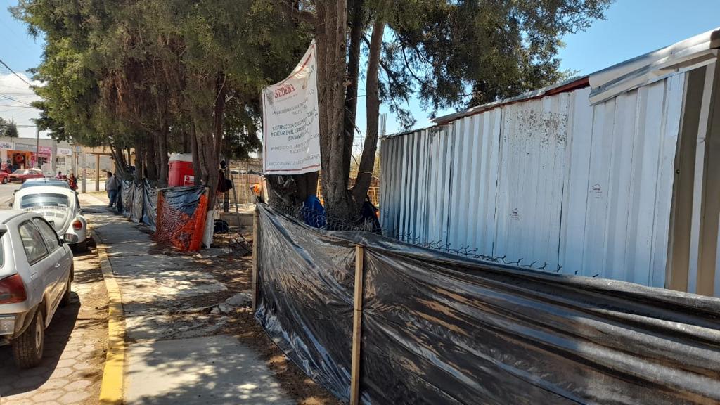 Se inconforman padres de familia y alumnos del Cecyte por la construcción de un Banco del Bienestar en su estacionamiento